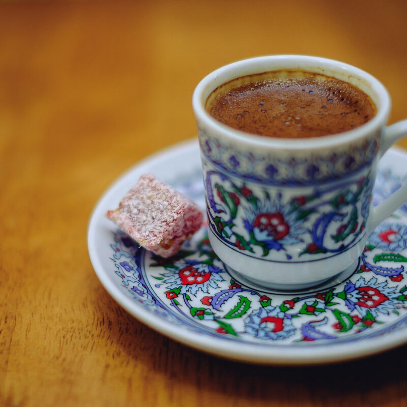 Önceleri Arap Yarımadası’nda kahve meyvesinin kaynatılması ile elde edilen içecek, bu yepyeni hazırlama ve pişirme metoduyla gerçek kahve lezzetine ve eşsiz aromasına kavuşmuştur. 